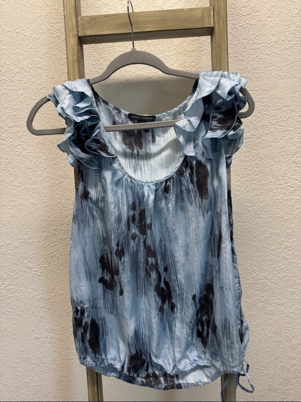 ⭐️Banana Republic Blue & Navy Ruffle-Trim Scoop Camisole⭐️3/$25